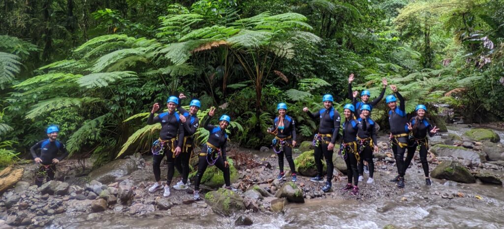 Dans les gorges de la falaise en Martinique, une famille s'est aventurée pour une expérience inoubliable de canyoning. Guidés par l'expertise de Kévin, le guide local passionné, ils ont entamé leur descente dans ce paysage spectaculaire, où les parois abruptes s'élèvent vers le ciel et les eaux vives murmurent des récits anciens. Dès les premiers pas dans le canyon, l'excitation s'est emparée d'eux. Les plus jeunes membres de la famille étaient fascinés par les formations rocheuses sculptées par le temps, tandis que les plus âgés se délectaient de l'adrénaline qui montait à chaque obstacle rencontré. Ensemble, ils ont franchi des cascades étincelantes, se laissant emporter par les courants qui traversaient les gorges. À chaque virage, une nouvelle merveille naturelle les attendait : des piscines naturelles scintillantes où ils se sont rafraîchis, des passages étroits où ils se sont aventurés avec prudence, et des rappels vertigineux qui les ont transportés vers des paysages cachés. Mais au-delà de l'excitation de l'aventure, cette sortie en famille était un moment de connexion profonde. Ensemble, ils ont partagé des rires, des défis et des moments de pur émerveillement devant la splendeur brute de la nature. Au fil de la journée, ils ont renforcé leurs liens, nourris par cette expérience partagée au cœur des gorges de la falaise. Alors que le soleil déclinait lentement à l'horizon, la famille est ressortie du canyon, le cœur plein de souvenirs précieux et les esprits remplis d'une gratitude profonde pour cette aventure inoubliable. Dans les gorges de la falaise en Martinique, ils ont trouvé bien plus qu'une simple sortie canyoning ; ils ont découvert une expérience qui restera gravée dans leur mémoire collective pour les années à venir.